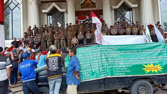 Aksi suku anak dalam dan petani di Jambi.