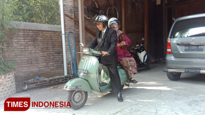 Anggota DPRD Sragen, Fathurrahman menaiki Vespa ditemani istri menuju gedung DPRD Sragen. (Foto: Mukhtarul Hafidh/TIMES Indonesia)