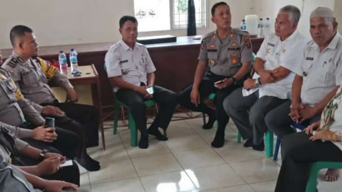 Proses mediasi keluarga korban dan pelaku penganiayaan sesama siswa sekolah dasar di Kabupaten Labuhanbatu, Sumatera Utara.