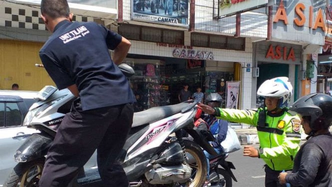 Petugas mengangkut kendaraan pengendara yang langgar lalu lintas di Garut.