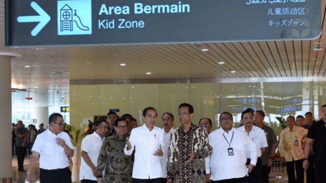 Presiden Joko widodo dan Gubernur DIY Sri Sultan HB X di Bandara YIA.