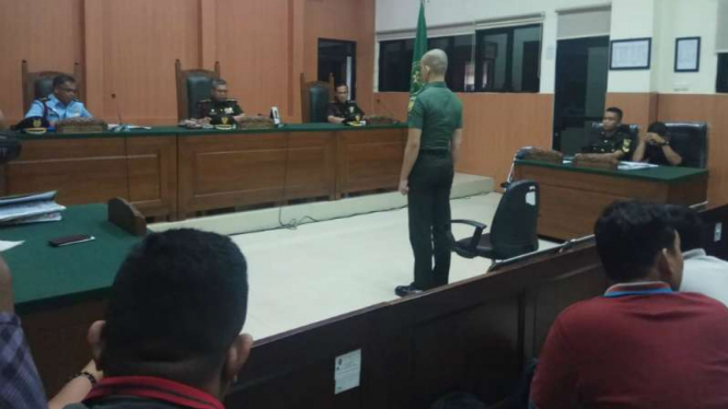 Prajurit Dua Deri Pramana, seorang prajurit TNI AD terdakwa pemutilasi kekasihnya, dalam sidang ketujuh kasus pembunuhan Fera Oktaria di Pengadilan Militer I-04 Palembang, Kamis, 29 Agustus 2019.