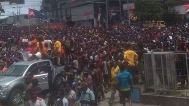 Ribuan massa berujuk rasa di kawasan Expo, Waena, Abepura dan Jayapura, Papua. 