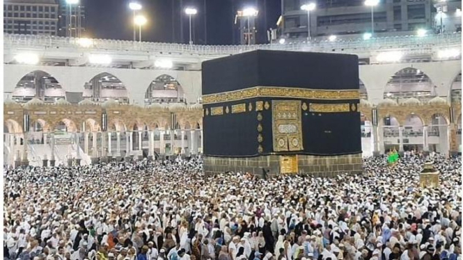 Kami memulai langkah tawaf wada, tawaf perpisahan, tawaf pamitan.