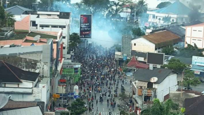 Suasana saat aksi massa dibubarkan polisi di Jayapura Papua Kamis (29/8/2019)