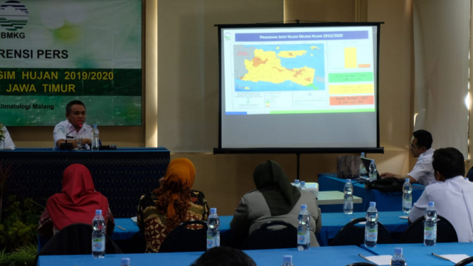 Sejumlah pejabat BMKG Stasiun Klimatologi Kelas II Malang di Karangploso dalam konferensi pers tentang prakiraan musim hujan di Jawa Timur pada Kamis, 29 Agustus 2019.