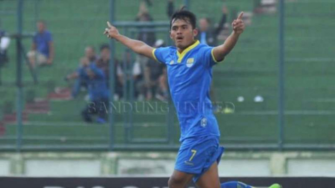Pemain Bandung United, Puja Abdillah rayakan gol.