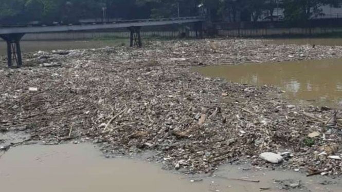 Sungai Cisadane Dipenuhi Sampah dari Bogor