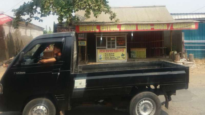 Rumah seorang tersangka penganiaya bayi hingga tewas di Kampung Ceper, Desa Sukasari, Kecamatan Serang Baru, Kabupaten Bekasi, Jawa Barat.