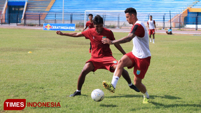 Persela Lamongan melakukan persiapan terakhir di Stadion Surajaya Lamongan, Kamis (29/8/2019). (FOTO: MFA Rohmatillah/TIMES Indonesia)