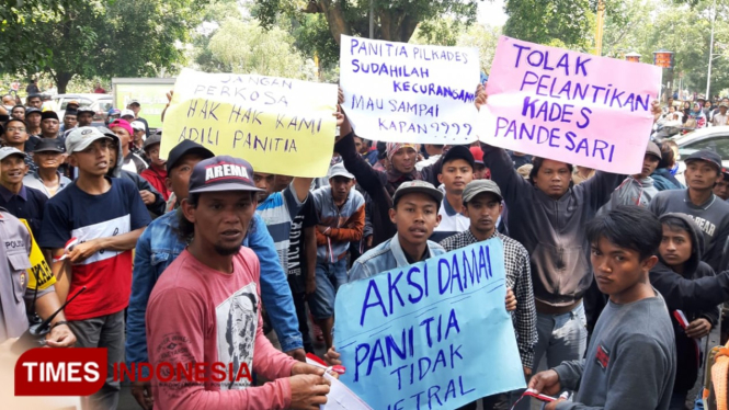 Masyarakat Desa Pandesari saat menggelar demo Pilkades (foto : Binar Gumilang / TIMES Indonesia)
