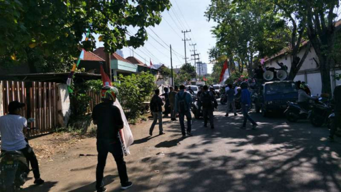 Massa Keluarga Besar Melanesia berdemo di kantor LBH Surabaya di Jalan Kidal Surabaya, Jawa Timur, pada Kamis, 29 Agustus 2019.