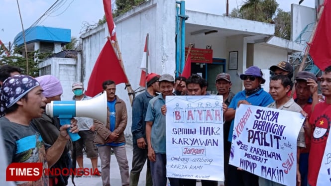 Sejumlah buruh di Kota Malang saat aksi unjuk rasa di depan pabrik PT Surya Beringin, Jalan Mulyosari No 17, Mulyorejo, Kecamatan Sukun, Kota Malang. (Foto: Naufal Ardiansyah/TIMES Indonesia)