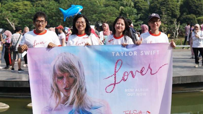 Panitia dari Fanbase Taylor Swift Indonesai (@TSwift_ID)