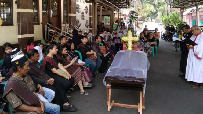 Kebaktian tutup peti digelar di depan Masjid