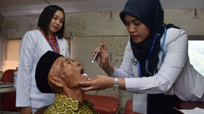 Warga memanfaatkan layanan kesehatan gratis di dalam kereta kesehatan di Stasiun Kereta Api Saradan, Kabupaten Madiun, Jawa Timur, Rabu (21/8/2019). - ANTARA FOTO