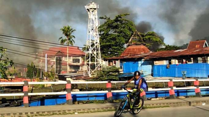Sejumlah bangunan terbakar saat aksi unjuk rasa di Jayapura Papua Kamis (29/8/19).