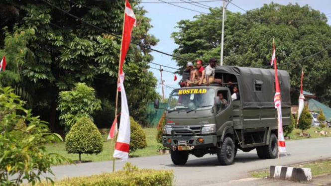 Truk TNI-Polri bantu memulangkan pengunjuk rasa dari kantor gubernur Papua.