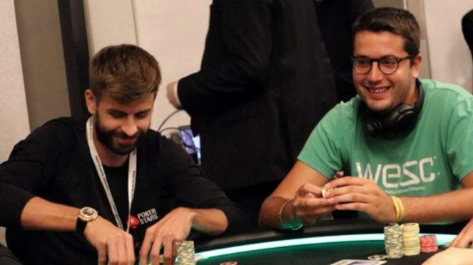 Juan Pardo dan Gerard Pique bermain poker.