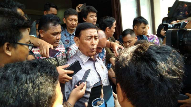 Menko Polhukam Wiranto member keterangan pers terkait kondisi kerusuhan Papua.