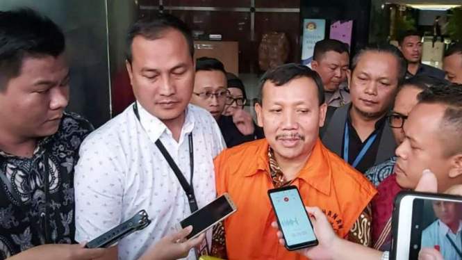  Sekretaris Daerah Jawa Barat Iwa Karniwa ditahan penyidik KPK.