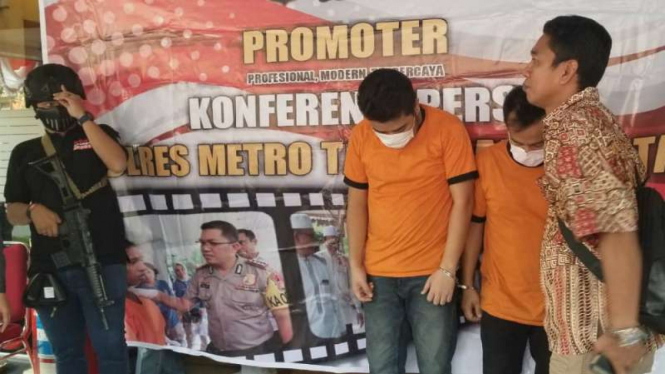 Polisi memperlihatkan dua komika tersangka penyalahgunaan narkotika sabu-sabu di Markas Polres Metro Tangerang, Banten, Jumat, 30 Agustus 2019.