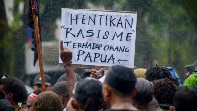 Unjuk rasa mahasiswa Papua di Bandung pada 27 Agustus 2019. Mereka menolak pernyataan rasisme terhadap orang Papua serta meminta pemerintah untuk menangkap pelaku pengepungan asrama Papua di Surabaya. 