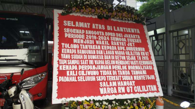 Warga RW 07 Cililitan, Jakarta Timur, mengirim karangan bunga kepada DPRD DKI