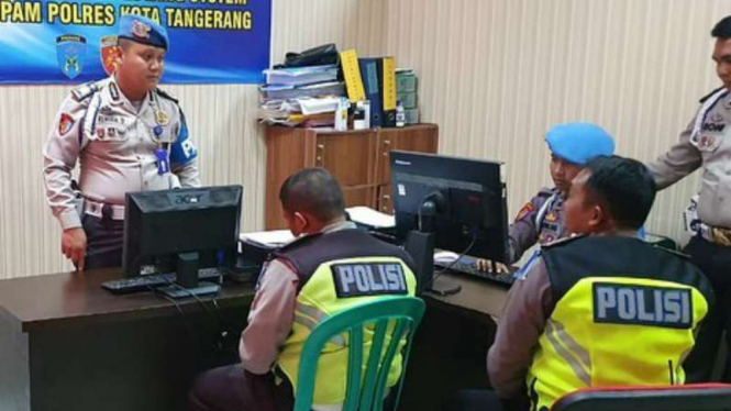 Kepolisian Resor Metropolitan Kota Tangerang memeriksa dua anggotanya yang salah satunya diduga menendang pengendara sepeda motor saat razia lalu lintas.