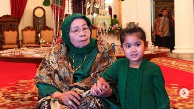 Ibunda SBY, Siti Habibah bersama cicitnya