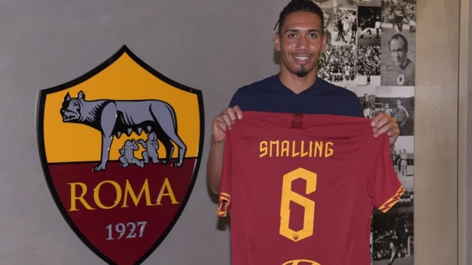 Chris Smalling saat diperkenalkan sebagai pemain AS Roma