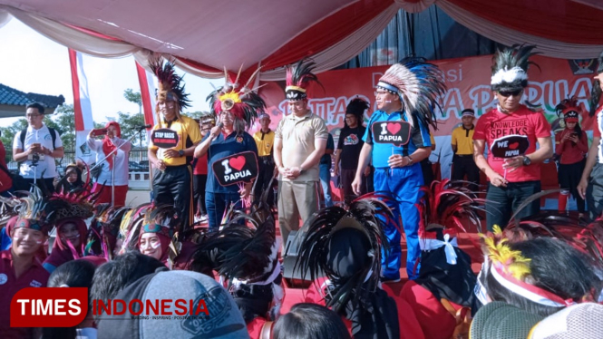 Bupati Blitar, Wakil Bupati Blitar Â dan Forkopimda mendeklarasikan Cinta Papua bersama anggota TNI-Polri, pelajar dan masyarakat di alun alun Kanigoro Kabupaten Blitar, Jumat (30/8/2019). (Foto: Sholeh/ TIMES Indonesia)