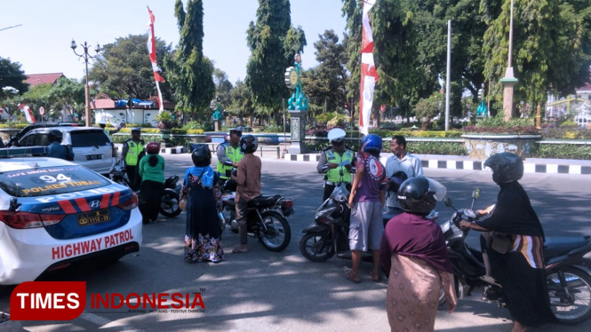 Petugas Satuan Lalu Lintas (Sat Lantas) Polres Tuban saat melakukan Operasi Patuh Semeru 2019, Jum"at, (30/08/2019) (Foto: Achmad Choirudin/TIMES Indonesia)