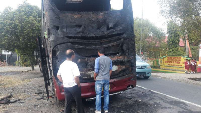 Bus Putrajaya berisi penumpang terbakar parah