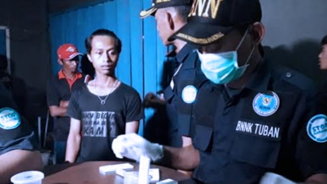Petugas BNNK Tuban saat giat tes urine di wilayah setempat, Jum"at, (30/08/2019) (Foto: Achmad Choirudin/TIMES Indonesia)