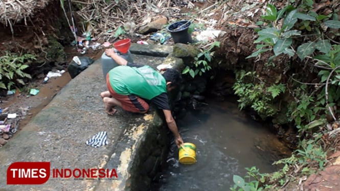 Seorang warga Desa Arenan, Kecamatan Kaligondang, Kabupaten Purbalingga saat sedang mengambil air di sumber mata air atau belik. (FOTO: Sinnangga Angga/TIMES Indonesia)