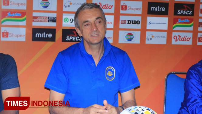 Pelatih Arema FC, Milomir Seslija saat prescon jelang melawan PSIS Semarang. (Tria Adha/TIMES Indonesia)