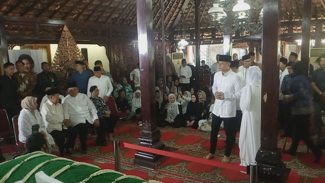 Wakil Presiden Jusuf Kalla melayat ibunda SBY di Puri Cikeas.