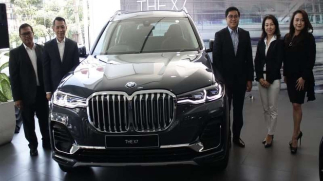 Mobil mewah BMW X7 meluncur di Surabaya