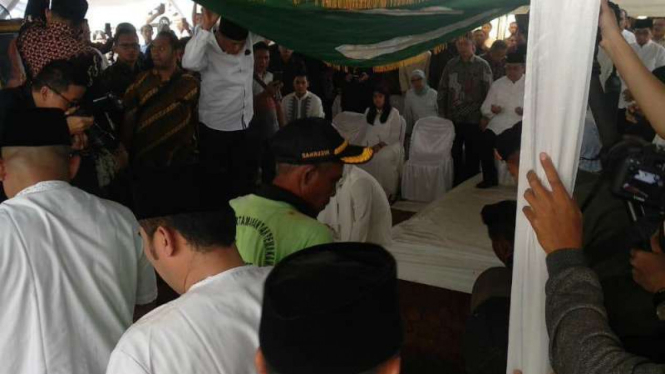 Prosesi pemakaman almarhumah Siti Habibah, ibunda Susilo Bambang Yudhoyono (SBY)