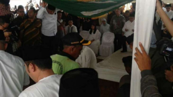 Prosesi pemakaman almarhumah Siti Habibah di TPU Tanah Kusir