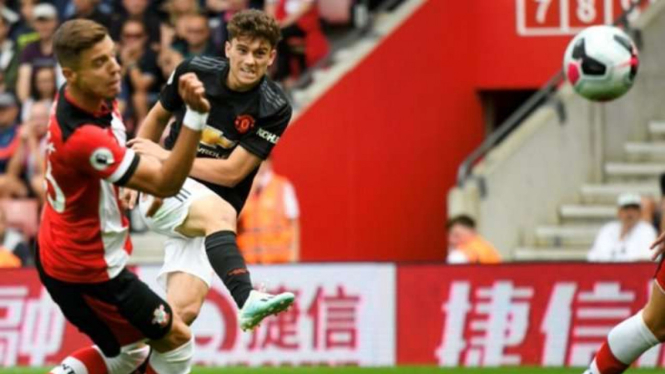 Winger Manchester United, Daniel James, mencetak gol ke gawang Southampton