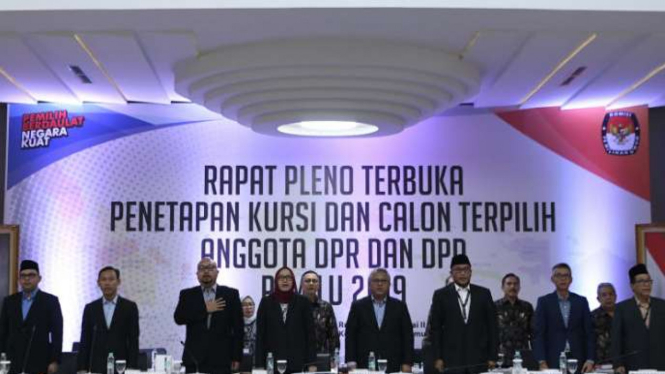 Ketua Komisi Pemilihan Umum (KPU) Arief Budiman (keempat kanan) bersama komisioner lainnya membuka Rapat Pleno Terbuka Penetapan Kursi dan Calon Terpilih Anggota DPR dan DPD Pemilu 2019 di Jakarta, Sabtu (31/8/2019). Dari 16 partai politik peserta Pemilu 