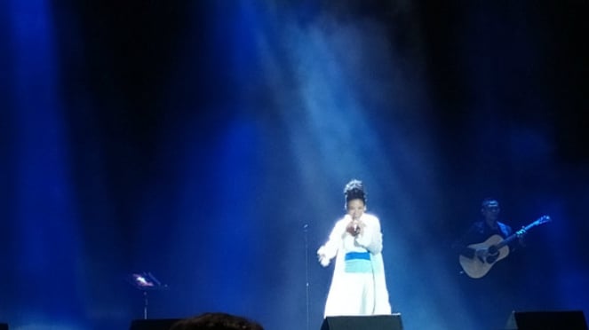Yura Yunita di konser Westlife