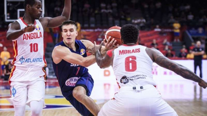 Pemain Serbia (biru) di Piala Dunia Basket 2019.