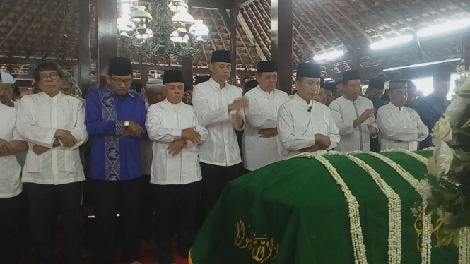 Keluarga Susilo Bambang Yudhoyono salat jenazah untuk ibunda sang mantan presiden, Siti Habibah.