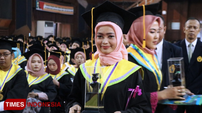 Erwinda Viantasari, peraih Indeks Prestasi Kumulatif (IPK) tertinggi, yakni 3,92 dalam wisuda Universitas Jember (Unej) Periode I tahun akademik 2019/2020, Sabtu (31/8/2019). (foto: Humas Unej for TIMES Indonesia)