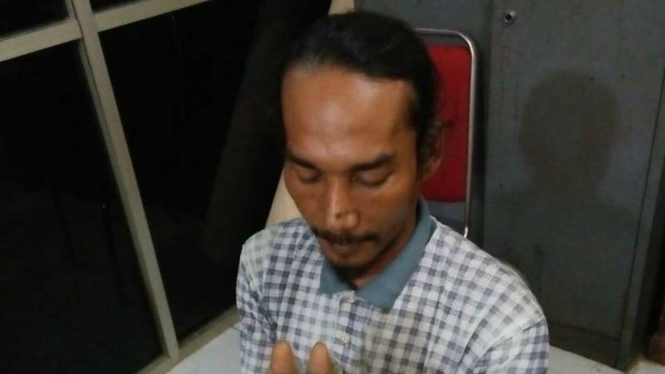 Suherman, tersangka pembunuh ayah kandung di Kampung Kobak Sumur, Desa Sukamakmur, Kecamatan Sukarya, Kabupaten Bekasi, Jawa Barat.