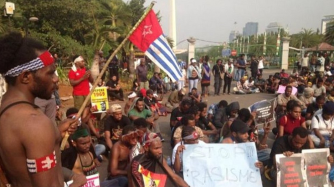 Sejumlah mahasiswa Papua melakukan aksi unjuk rasa di depan Istana Negara pada Kamis, 22 Agustus 2019. Mereka mengutuk apa yang disebut tindak kekerasan fisik dan verbal atas mahasiswa Papua di Jawa Timur. - BBC INDONESIA