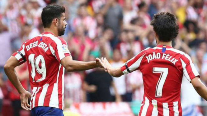 Pemain Atletico Madrid, Diego Costa dan Joao Felix rayakan gol.